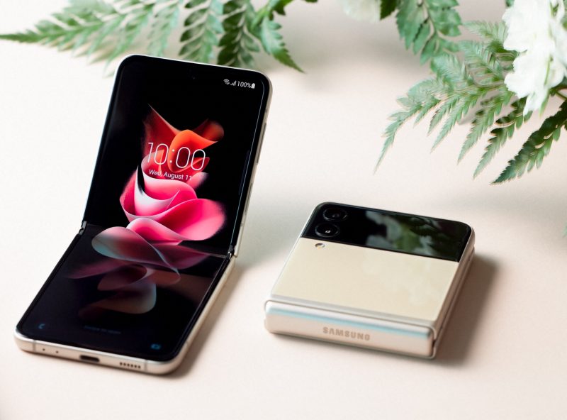 Galaxy Z Flip3 5G on suljettuna kompakti ja avauttuna muistuttaa kooltaan tavanomaista älypuhelinta.