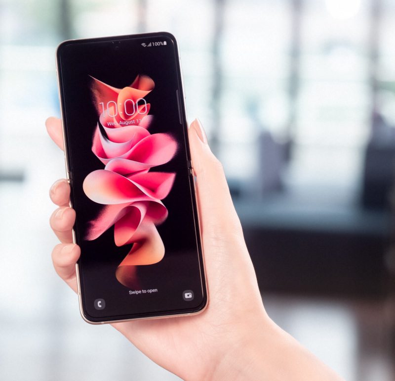 Avattuna Galaxy Z Flip3 5G tarjoaa 6,7 tuuman AMOLED-näytön 120 hertsin virkistystaajuudella.