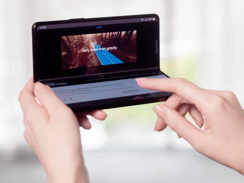 Galaxy Z Fold3 5G osaa pystyasentoon avattuna jakaa käyttöliittymän ylä- ja alapuoliskoon.