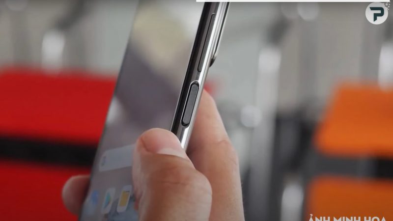 Xiaomi 11T Pron mallinnos The Pixelin videolta. Sormenjälkilukija kyljellä virtapainikkeessa.
