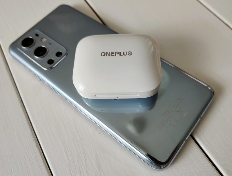 OnePlus Buds Pro -kuulokkeet latautuvat myös langattomasti.