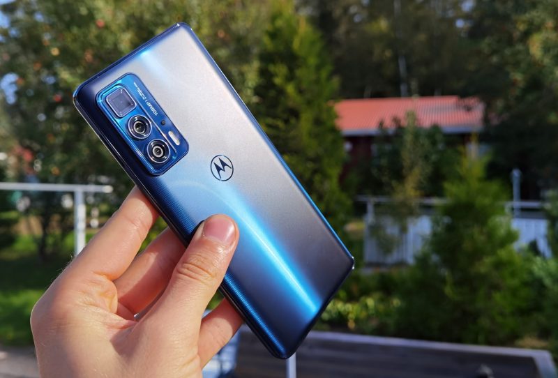 Motorola Edge 20 Pro on kompromissi keski- ja huippuluokkien ominaisuuksia.