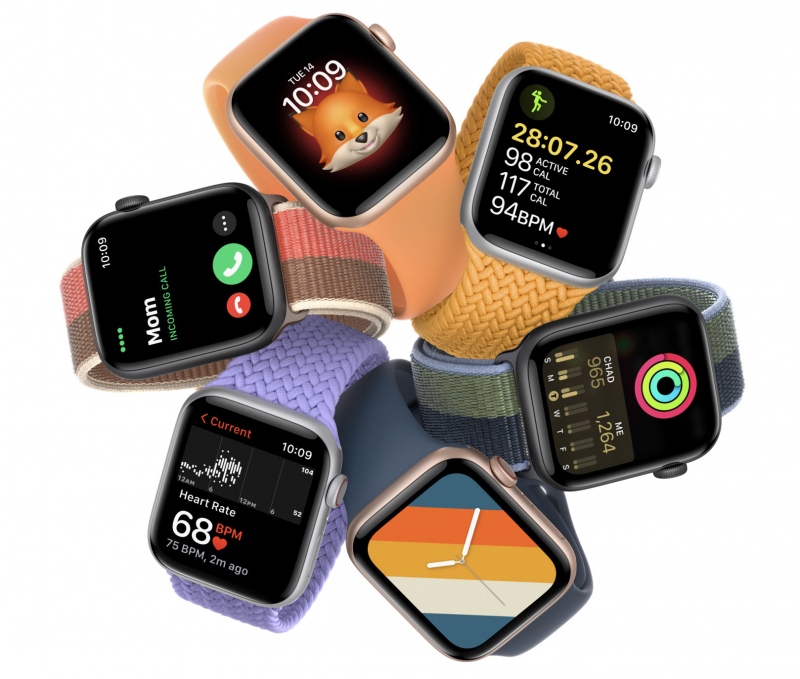 Apple Watch SE osan uusista rannekeväreistä kanssa.