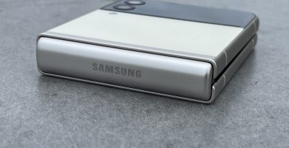 Kuvassa Galaxy Z Flip3, jonka sanaraosaa koristaa Samsung-logo.