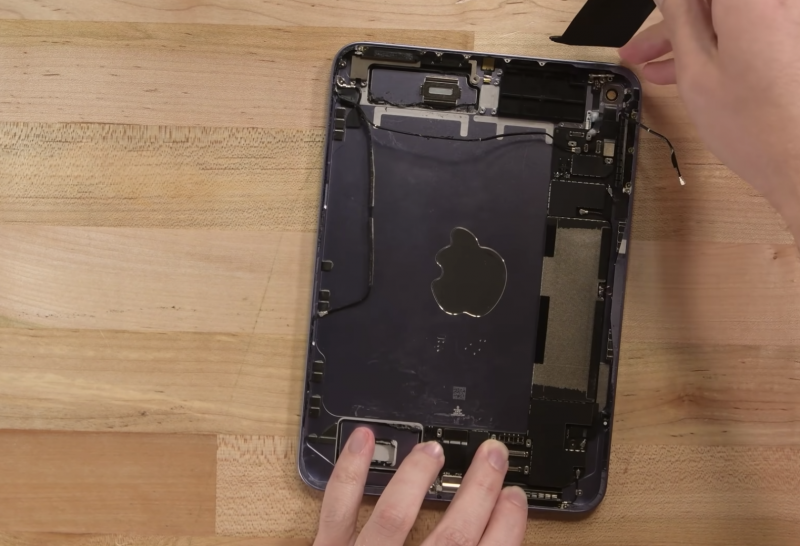 6. sukupolven iPad mini purettuna. Kuvankaappaus iFixitin videolta.