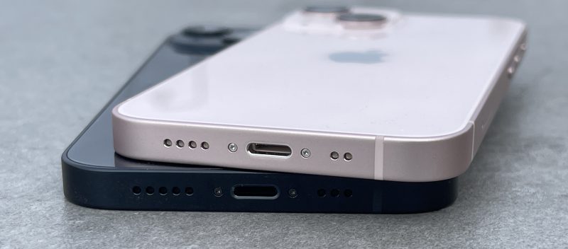 iPhone 13 minin ja iPhone 13:n pohjassa on edelleen tuttu Lightning-liitäntä.