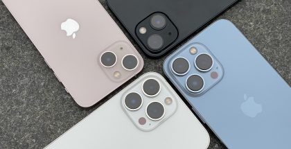 Pinkki iPhone 13 mini, keskiyö iPhone 13, poutapäivänsininen iPhone 13 Pro ja hopea iPhone 13 Pro Max. Perusmalleissa on pää- sekä ultralaajakulmakamera ja Pro-malleissa lisäksi vielä telekamera ja LiDAR-skanneri.