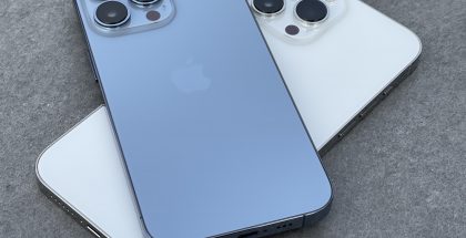 Kuvassa poutapäivänsininen iPhone 13 Pro ja hopea iPhone 13 Pro Max. Kuvan puhelimet eivät liity tapaukseen.