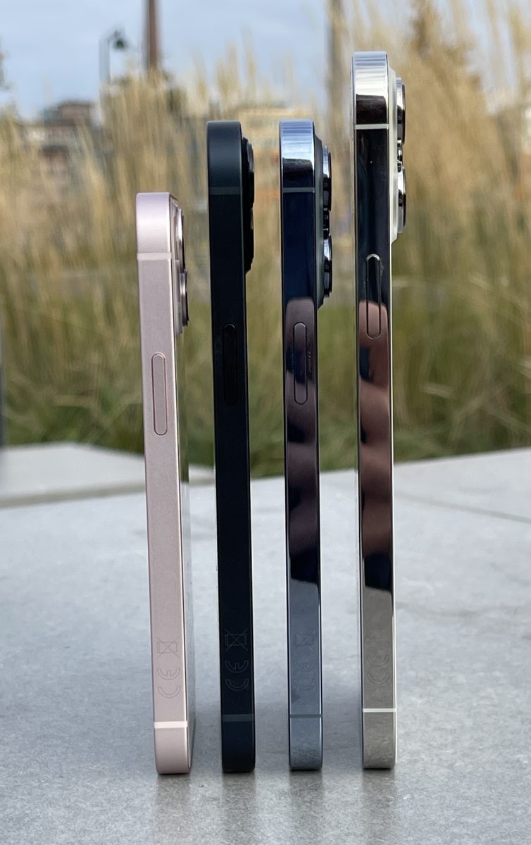 iPhone 13 mini, iPhone 13, iPhone 13 Pro ja iPhone 13 Pro Max. Kyljet ovat perusmalleissa alumiinia, Pro-malleissa kiillotettua terästä.