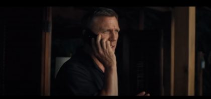 James Bondin kädessä nähdään trailerilla puhelin.