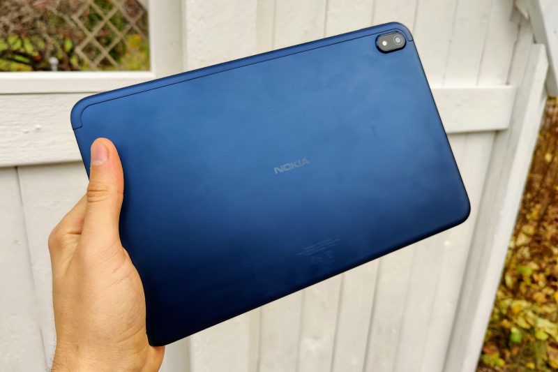 Takaa tabletti on pelkistetty. Nokia-logo koristaa takakuorta.