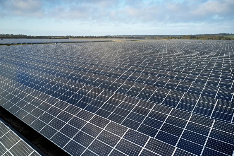 Nämä aurinkopaneelit tuovat sähköä Applen datakeskukseen Tanskassa.