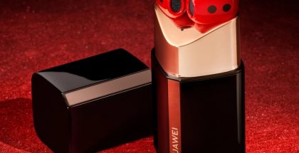 Huawei FreeBuds Lipstick -kuulokkeet yhdessä latauskotelon kanssa on tehty muistuttamaan huulipunaa.