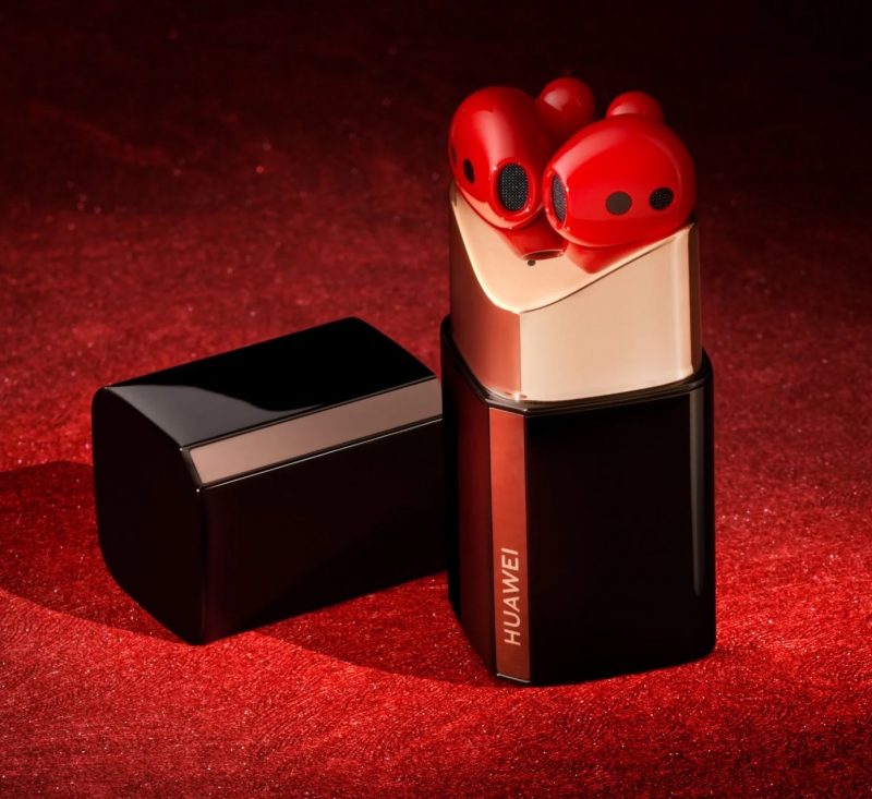 Huawei FreeBuds Lipstick -kuulokkeet yhdessä latauskotelon kanssa on tehty muistuttamaan huulipunaa.