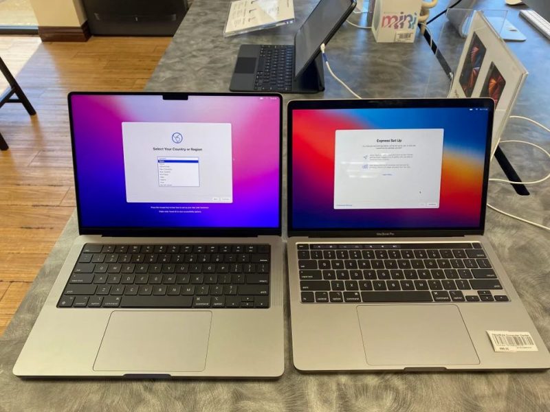 Vasemmalla uusi 14 tuuman MacBook Pro, oikealla aiempi 13 tuuman MacBook Pro.
