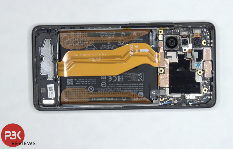 Kurkistus Xiaomi 11T Pron sisälle.