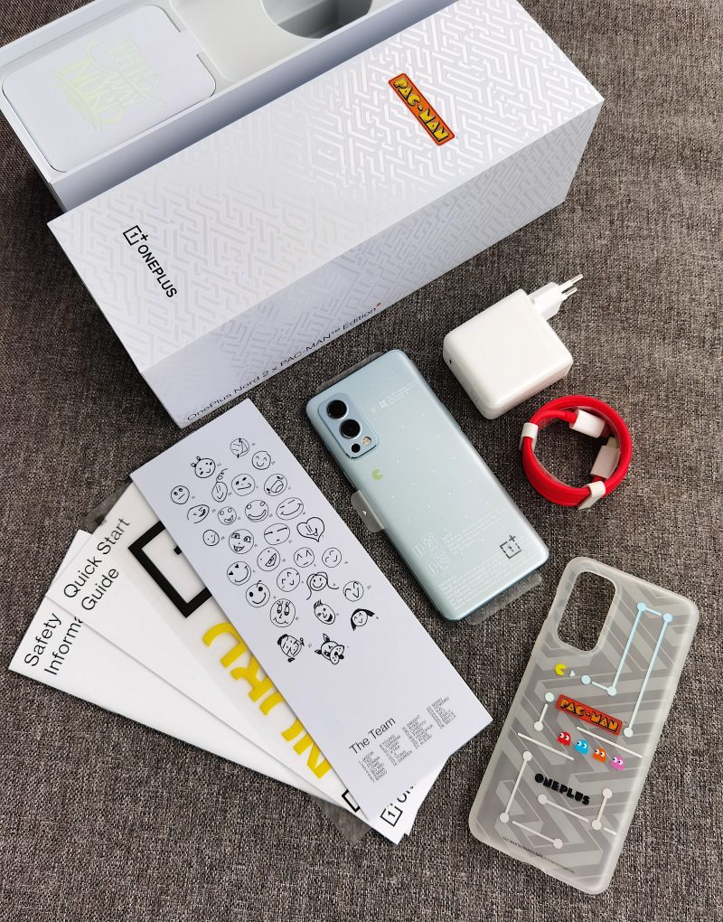 OnePlus Nord 2 x PAC-MAN Editionin myyntipakkauksen sisältöä.