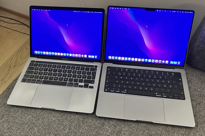 13,3 tuuman näytöllä varustettu aiempi MacBook Pro ja uusi 14,2 tuuman näytöllä varustettu MacBook Pro.