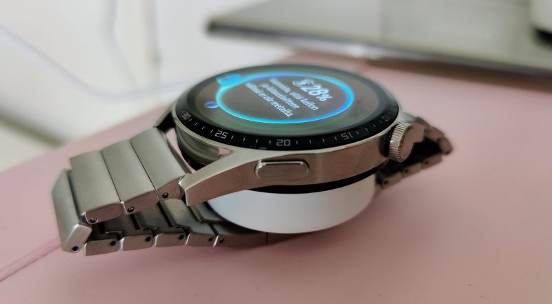 Huawei Watch GT 3 latautuu langattomasti.