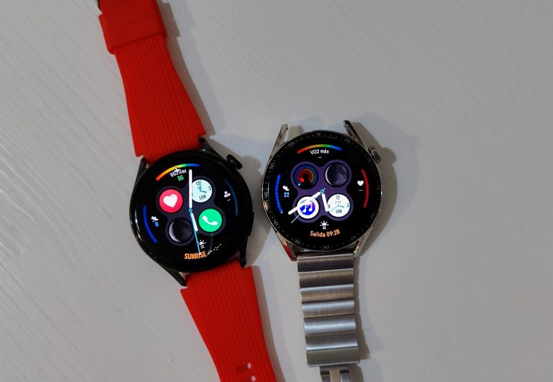 Vasemmalla Huawei Watch 3 (42 mm), oikealla Huawei Watch GT 3 (46 mm).