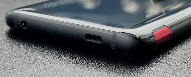 Toinen ROG Phone 5s Pron USB-C-liitännöistä löytyy pohjasta 3,5 millimetrin kuulokeliitännän lisäksi.