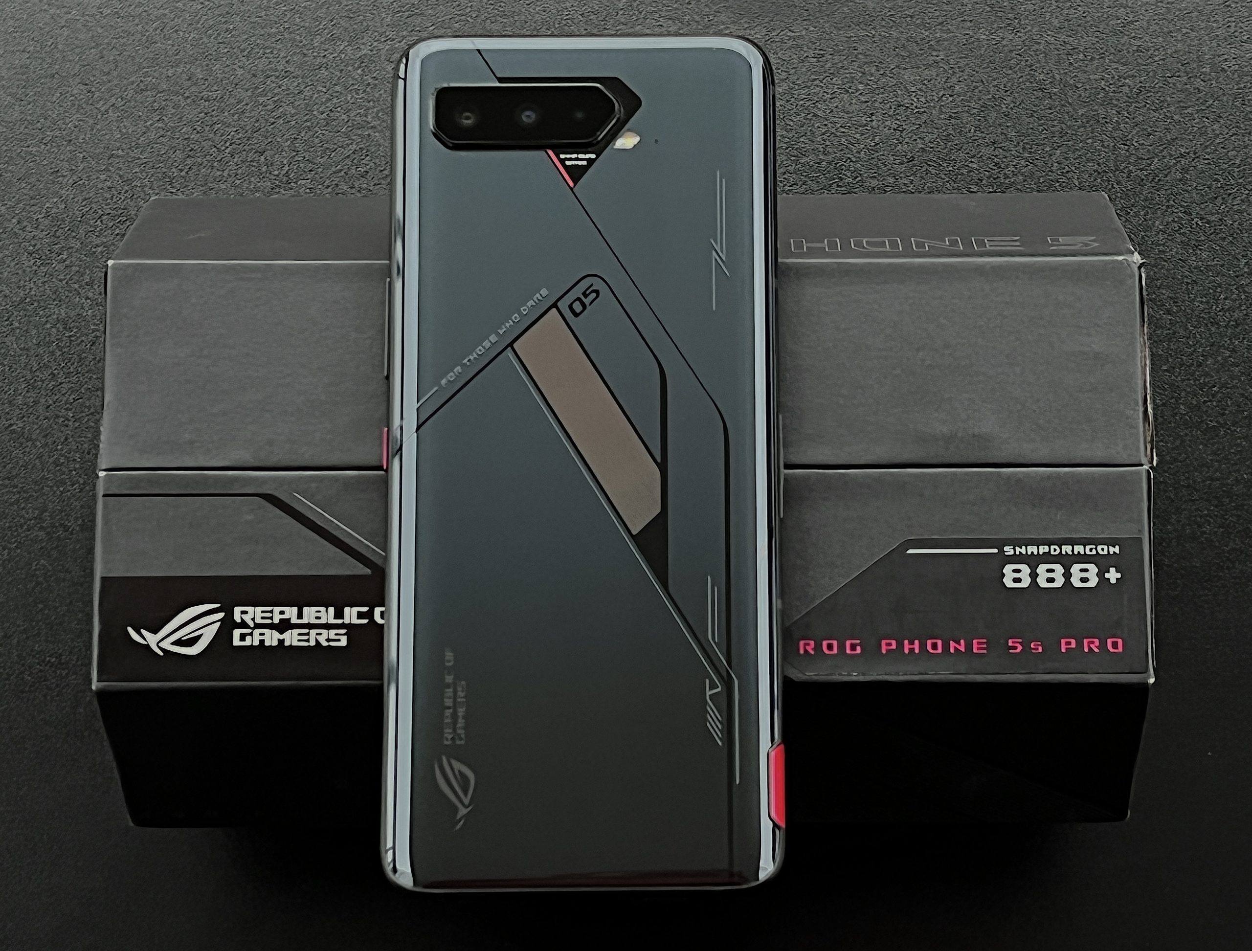 Asus ROG Phone 5s Pro toimitetaan muodoltaan poikkeavassa myyntipakkauksessa.