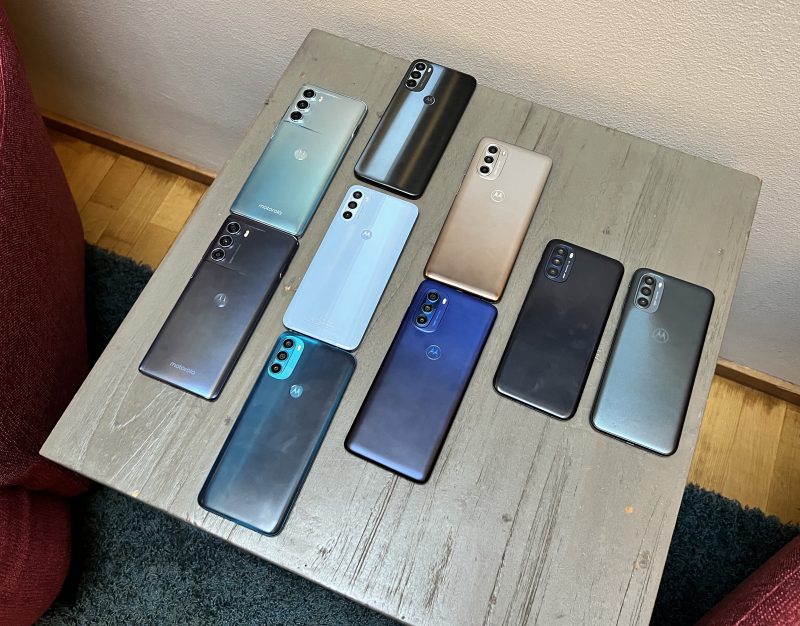 Uudet Moto G -sarjan älypuhelimet eri värivaihtoehtoina. Vasemmalta oikealle Moto G200 5G, Moto G71 5G, Moto G51 5G, Moto G41 ja Moto G31.