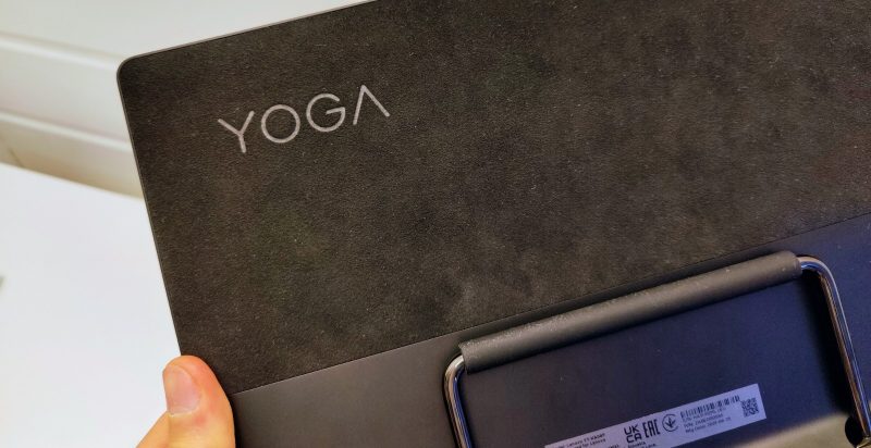 Yoga-brändäys on näkyvästi esillä tabletin takana. Takakuori on osin kangasta.
