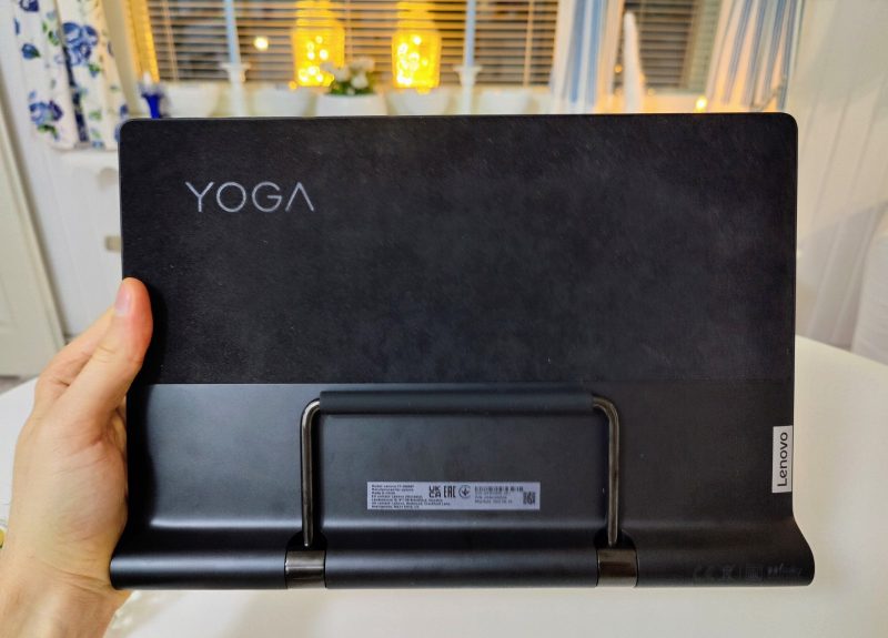 Seisontatuen ansiosta Lenovo Yoga Tab 13:n saa pöydälle juuri oikeaan kulmaan.