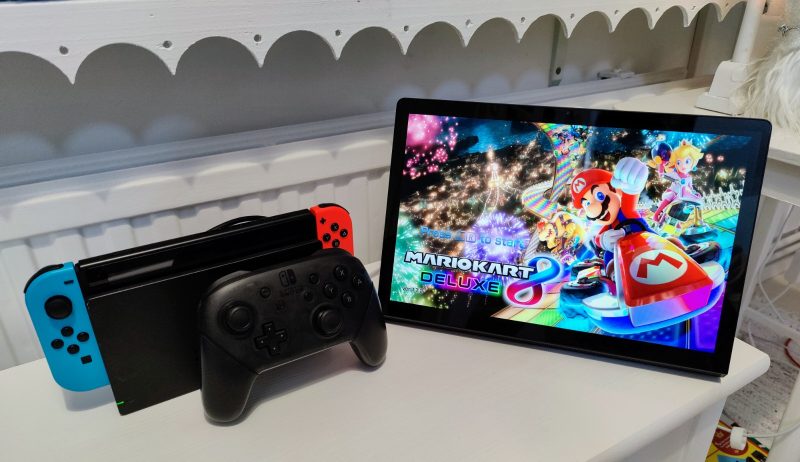 Yoga Tab 13 soveltuu vaikkapa Nintendo Switchin apunäytöksi.