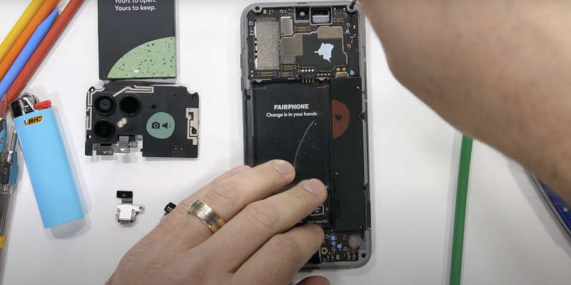 Fairphone 4:n purku käynnissä JerryRigEverythingin videolla.