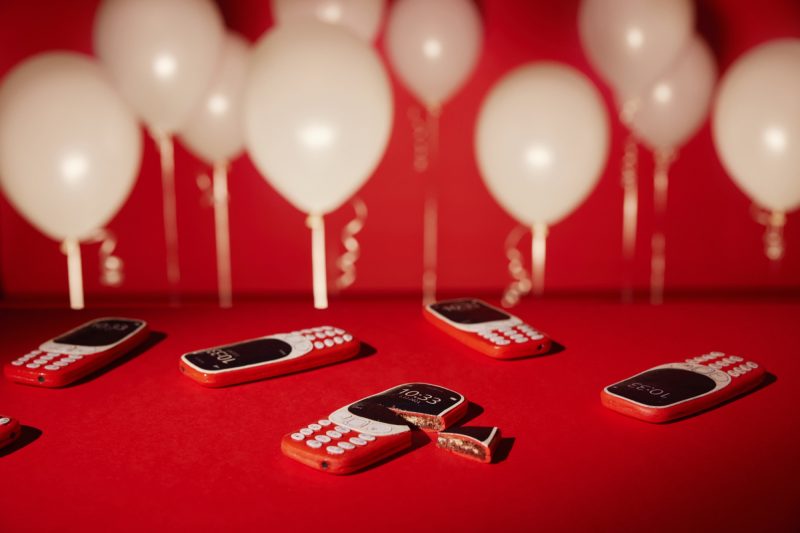 HMD Global juhlistaa 5-vuotispäiväänsä Nokia 3310 -kakulla.