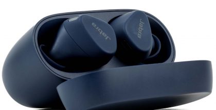 Jabra Elite 4 Active -kuulokkeet latauskotelossaan.