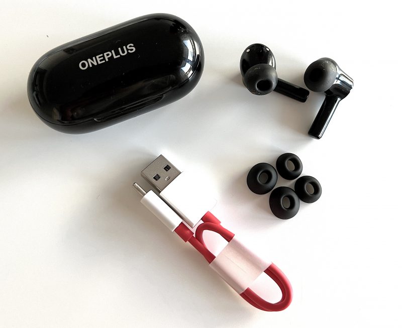 OnePlus Buds Z2 -kuulokkeiden mukana tulee yhteensä kolme eri kokoa tulpista sekä lyhyt USB-A-USB-C-kaapeli.