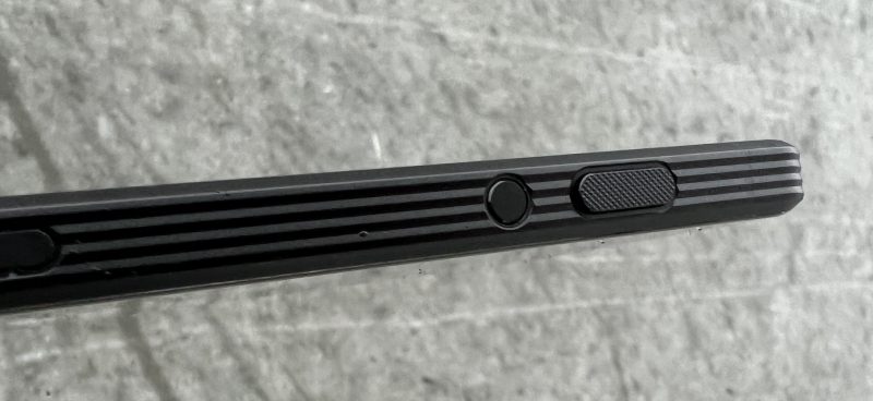 Sonylle tuttuun tyyliin Xperia PRO-I on varustettu erillisellä kaksivaiheisella suljinpainikkeella, josta kamerasovellus on myös helppo käynnistää. Pienempi pyöreä painike avaa oletuksena videokuvaussovelluksen.