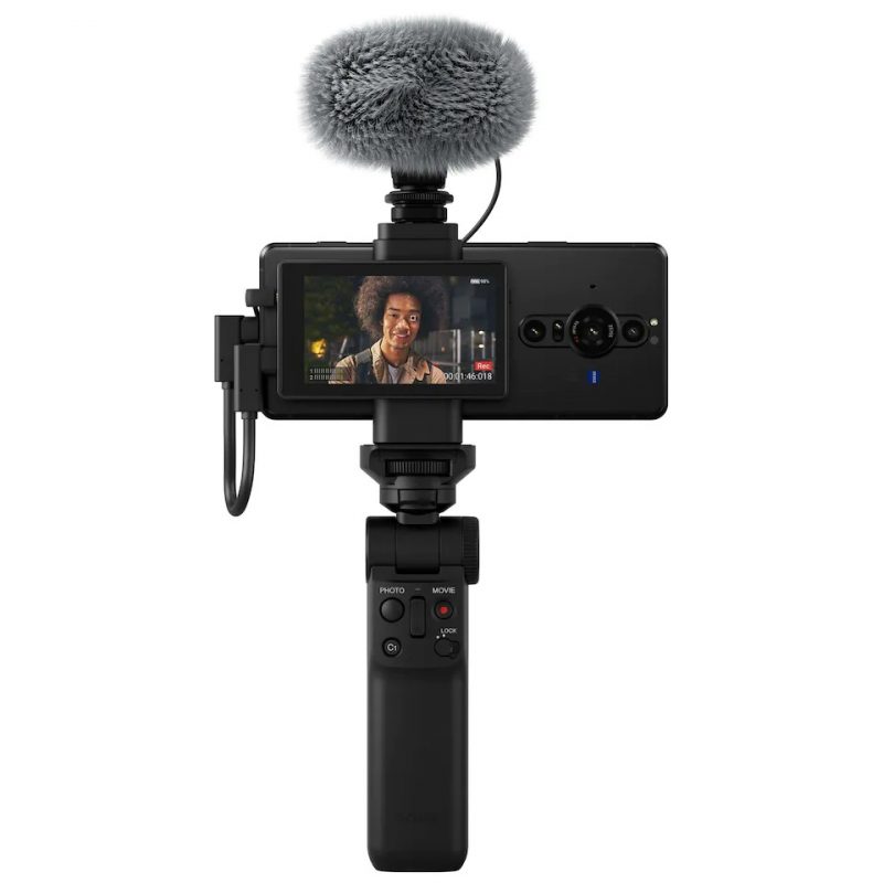 Sony Xperia PRO-I yhdistettynä Vlog Monitoriin, kuvauskahvaan ja mikrofoniin.