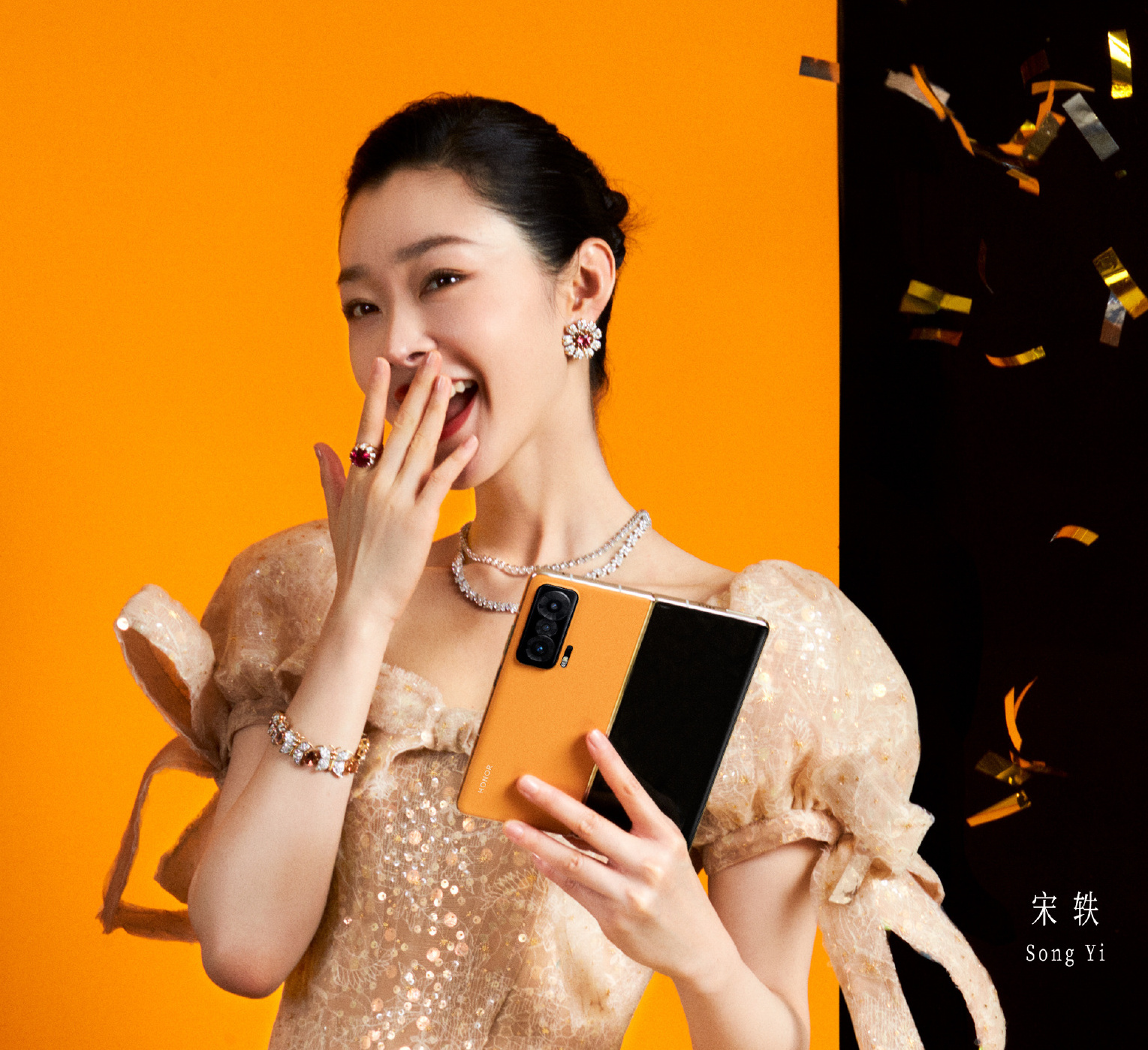 Honor Magic V:n oranssi versio mainoskasvona toimivan Yi Songin kädessä. Kuva: Jiang Hairong / Weibo.