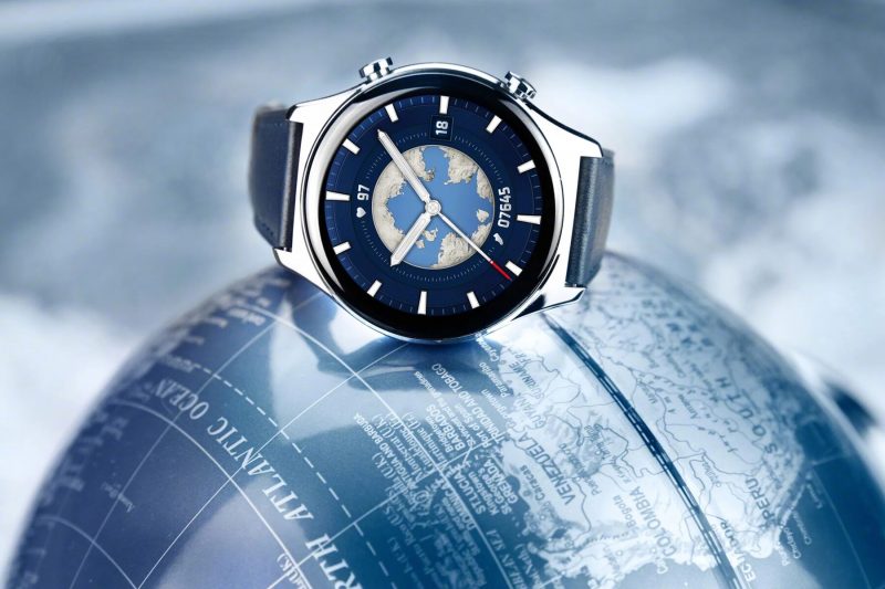 Honor Watch GS 3, hopea värivaihtoehto sinisellä nahkarannekkeella.