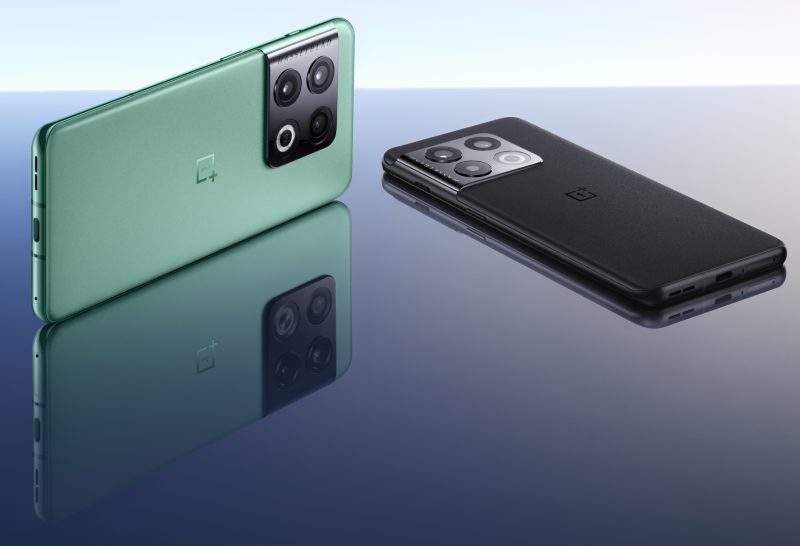 OnePlus 10 Pro, vihreä Emerald Forest ja musta Volcanic Black.