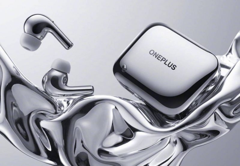OnePlus Buds Pro -kuulokkeet ja latauskotelo hopeassa värissä.