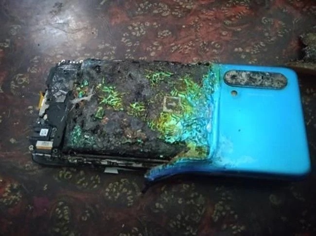 Räjähtänyt OnePlus Nord CE 5G. Kuva: Dushyant Giri Goswami.