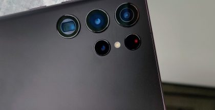 Samsung Galaxy S22 Ultrassa on neljä takakameraa.