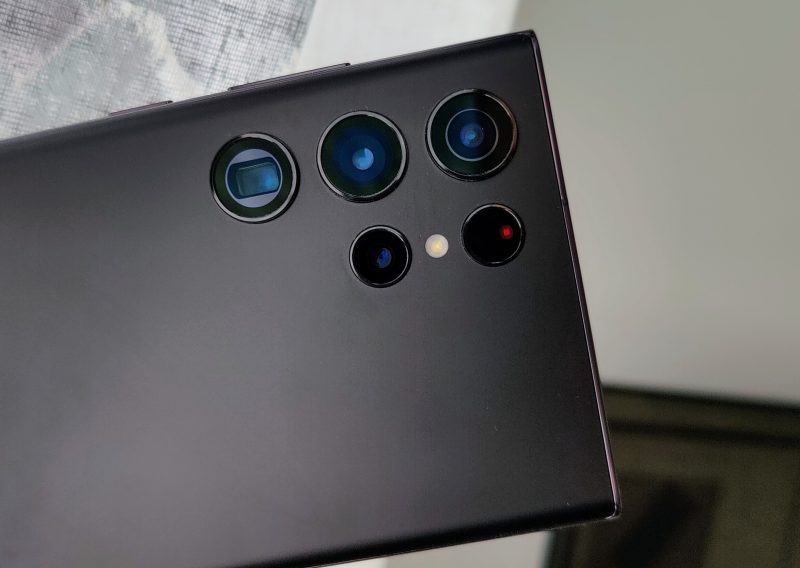 Samsung Galaxy S22 Ultrassa on neljä takakameraa.