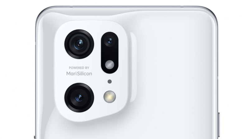 Oppo Find X5 Pron takakamerakohouma on muotoiltu nousemaan pehmeästi puhelimen takapinnasta.