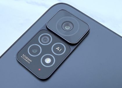 Redmi Note 11 Pro 5G:ssä on kolme takakameraa.
