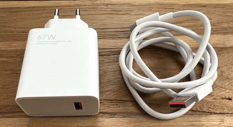 Redmi Note 11 Pro 5G:n 67 watin pikalaturissa on vanhakantainen USB-A-liitäntä.