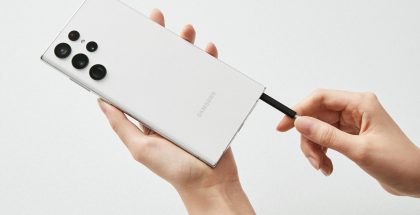 Galaxy S22 Ultra sisältää säilytyspaikan S Pen -kynälle.