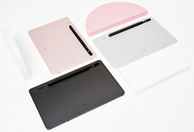 Galaxy Tab S8:n ja S8+:n kolme värivaihtoehtoa. Galaxy Tab S8 Ultrasta on vain yksi värivaihtoehto, grafiitti.