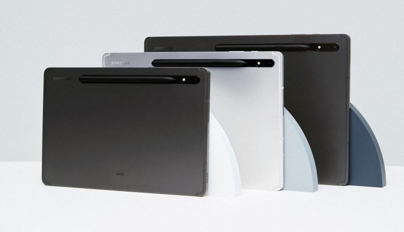 Galaxy Tab S8, Galaxy Tab S8+ ja Galaxy Tab S8 Ultra kokojärjestyksessä.