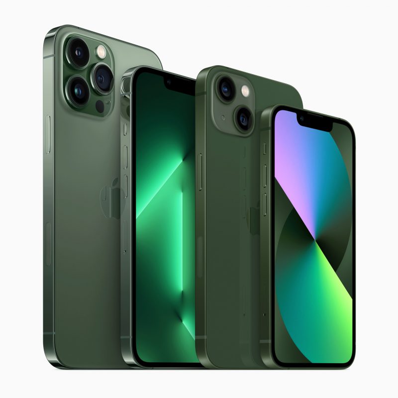 Vuorimännynvihreä iPhone 13 Pro ja iPhone 13 Pro Max sekä vihreä iPhone 13 ja iPhone 13 mini.